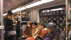 Тази жена се намира в метрото, заради нея целият вагон избухна в смях. - Videoclip.bg