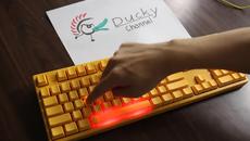 Ето такава клавиатура не сте виждали! Ducky Yellow Keyboard - Videoclip.bg