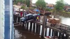 Ще се качи ли тази кола на борда на кораба! - Videoclip.bg