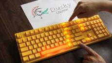 Ето такава клавиатура не сте виждали! Ducky Yellow Keyboard - Videoclip.bg