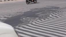 ВИЖТЕ КАК СЕ ТОПИ АСФАЛТЪТ В ИНДИЯ ПРИ 47°C - Videoclip.bg