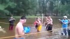 Вижте какви щури забавления!!! Изключително необичаен боксов мач в река! - Videoclip.bg