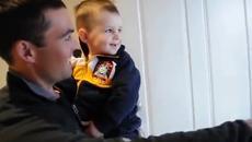 ВИЖТЕ реакцията на бебче, което се среща с близнака на баща си за първи път - Videoclip.bg