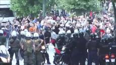 В Гърция става страшно!!! Полицията с шокови гранати срещу протестиращи в Атина - Videoclip.bg