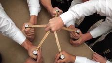 дърводелци отварят 5 бири наведнъж - Videoclip.bg