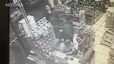 Баща спаси положението след като крадци нахлуха в магазин (видео) - Videoclip.bg