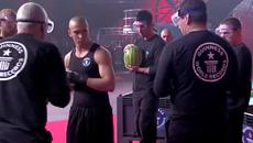 Рекорд на Гинес - Най-много сцепени с юмрук дини за една минута - Videoclip.bg