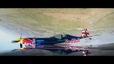 Два Самолети летят през хангар – Red Bull - Videoclip.bg