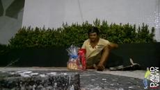 Как Дядо Коледа остави подарък на беден бездомен човек - Videoclip.bg