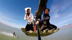 Лудо водно забавление с багер - Videoclip.bg