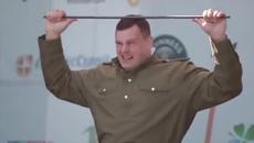 Рекорд на Гинес - Най-много железни пръти огънати с глава за минута - Videoclip.bg