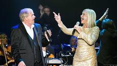 2015/ John Farnham, Olivia Newton-John - Two Strong Hearts _ (на живо, 2015) - Videoclip.bg