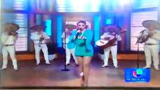 Вижте какво падна от тази мацка докато пее - Videoclip.bg