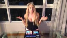 Сладка блондинка прави страхотен dubstep на живо - Videoclip.bg
