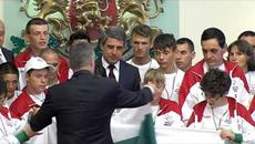 Плевнелиев връчи знамето на атлетите ни за Спешъл Олимпикс - Videoclip.bg