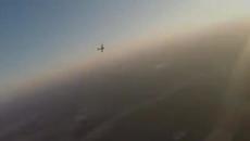 Невъзможен скок без парашут и приземяване на батут в хангар - Videoclip.bg