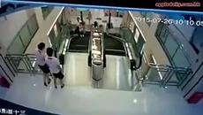 Трагичен инцидент в Китай! Жена загива на ескалатор, но успява да спаси детето си - Videoclip.bg
