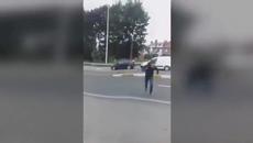 Не сте виждали толкова щур каскадьор на пътя!!! Внимание опасно - не правете това - Videoclip.bg