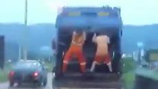 Да танцуваш на камион в движение!!! Ето това е шоу - Вижте колко луди има по пътищата. - Videoclip.bg