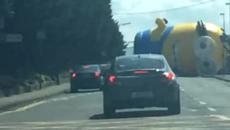Миньон предизвика хаос по улиците на Дъблин (ВИДЕО) Giant inflatable Minion in Dublin - Videoclip.bg