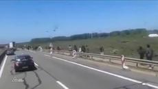Емигрантите във Франция нападат преминаващите автомобили - Videoclip.bg