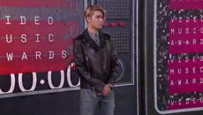 Джъстин на червения килим на Mtv Vmas 2015 (ВИДЕО) - Videoclip.bg