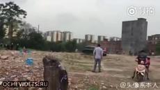 Багер буквално закова джипа към земята ,на протестиращ в Китай!!!(ВИДЕО) - Videoclip.bg