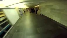 Луд руснак се вози на покрива на влак - Videoclip.bg