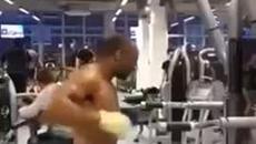 Мъжага във фитнеса заслужено привлече погледа на околните (ВИДЕО) - Videoclip.bg