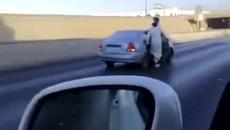Най-щурите забавления! Араби карат по чехли в движение по нагорещен асфалт край Сахара - Videoclip.bg