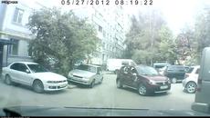 Като видите жена да излиза от паркинг, бягайте колкото се може, по надалеч! - Videoclip.bg