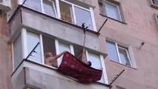 Хора спасяват малко котенце увиснало на тераса - Videoclip.bg
