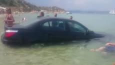 Вижте неверояятно! Турист паркира Bmw си в морето в Гърция (ВИЖТЕ ВИДЕО) - Videoclip.bg