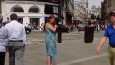 Момиче се съблече в Лондон с позитивно послание към хората .. - Videoclip.bg