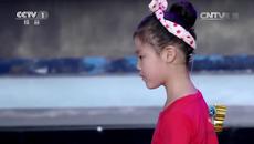 Невероятни умения! Малко момиче хипнотизира животни - Videoclip.bg