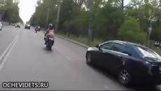 В Русия момиче се вози съвсем голо на мотор - Videoclip.bg