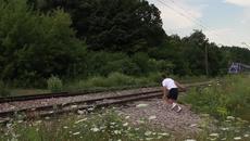 Щур лудак се тренира - младежа скача пред движещ се влак - Videoclip.bg