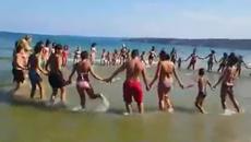 Хората са невероятни!!! Хоро в морето по плажа събра очите на чужденците - Videoclip.bg