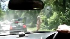 В Русия момиче на автостоп! Оооо, Да… Определено си заслужава да отидете на море с рускиня… - Videoclip.bg