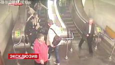 Ужасен инцидент!  Ескалатор счупи крака на 2-г момченце - Videoclip.bg