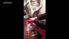 Само в Русия! Не сме виждали такава чешма - чешма в женска тоалетна - Videoclip.bg