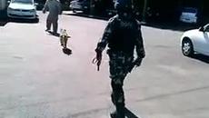 Страхотно ! Вижте това добре обучено полицейско куче как умело се справи - Videoclip.bg