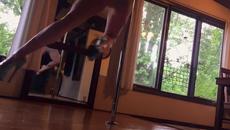 Секси мацка, една от най-добрите в Pole Dance - Videoclip.bg