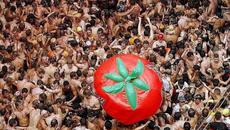 70 години от провеждането на първия фестивал Томатина Tomatina 2015 - Videoclip.bg