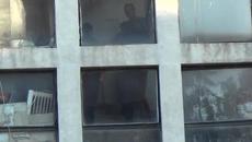 Мъж в Благоевград преби съседа си и се барикадира в жилището си - Videoclip.bg