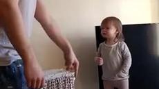 Няма как да не харесате това клипче! По-сладка разправия между баща и дъщеря не сте виждали! (ВИДЕО) - Videoclip.bg