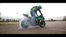 Измумителни стънт изпилнения с пистов мотор! - Videoclip.bg