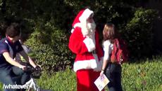 Дядо Коледа сваля момичета и им взима номера на телефона - Videoclip.bg