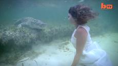 Вижте как фото-модел се снима с крокодил (видео) - Videoclip.bg