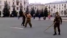 Традицията повелява! Вижте как приемат новобранци в руските специални части! - Videoclip.bg